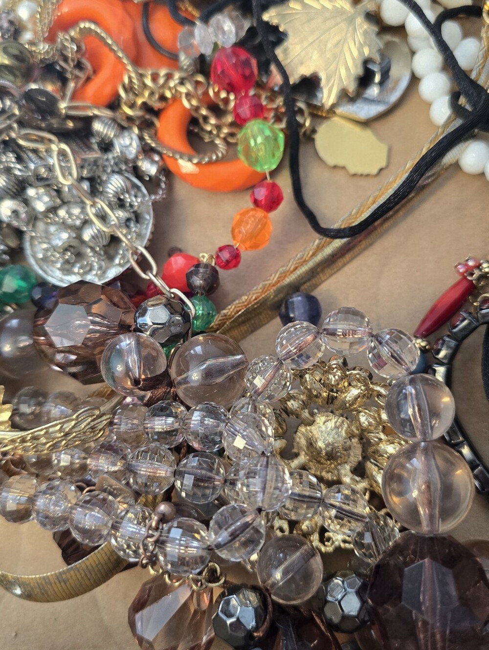 3 LB Pound Lot of Mixed Jewelry Pieces For Arts Crafts Some Broken & Wearable - Picture 4 of 10